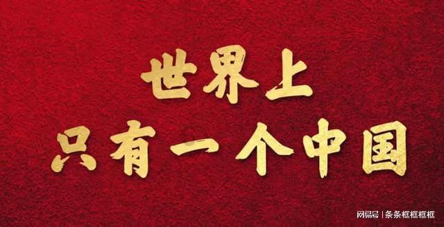 时尚拼接牛仔裤