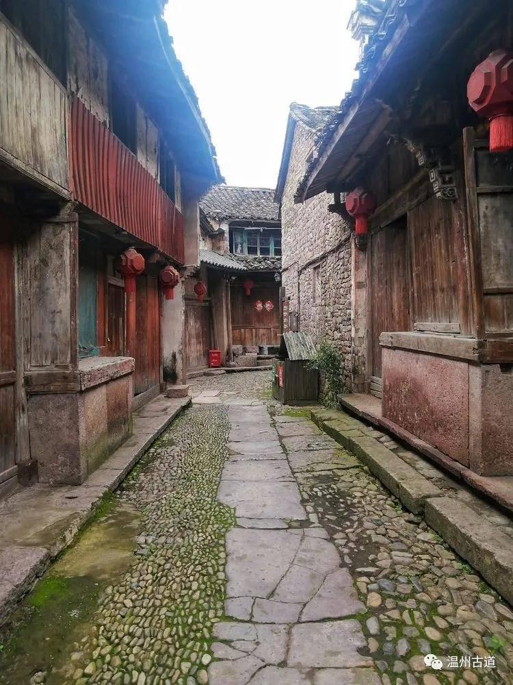 豹纹短款羽绒服怎么搭配？游戏画面