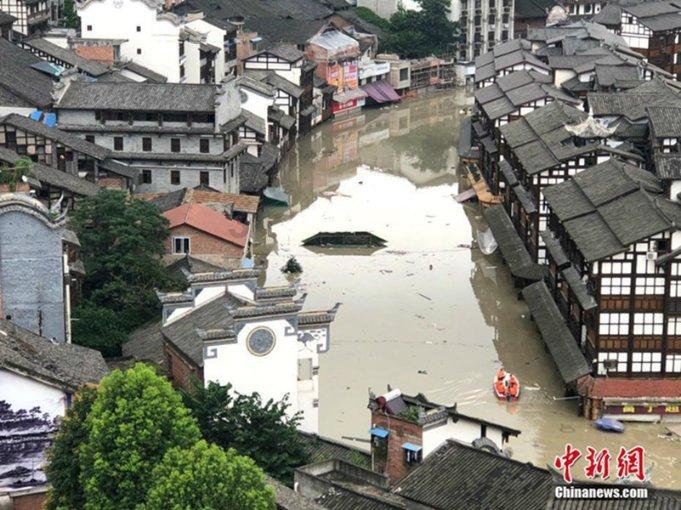 钢铁侠对抗灭霸不用远程操控战甲而是打响指的原因是什么？游戏画面